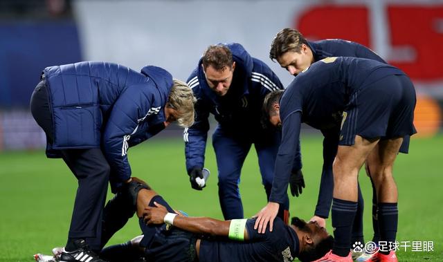 比赛中球员因伤离场引发关注