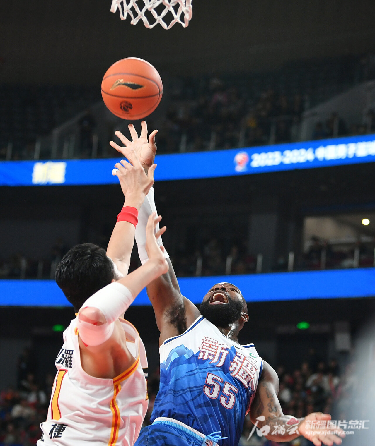 易建联32分助广东队取胜!主场迎战新疆 易建联32分助广东队取胜!主场迎战新疆
