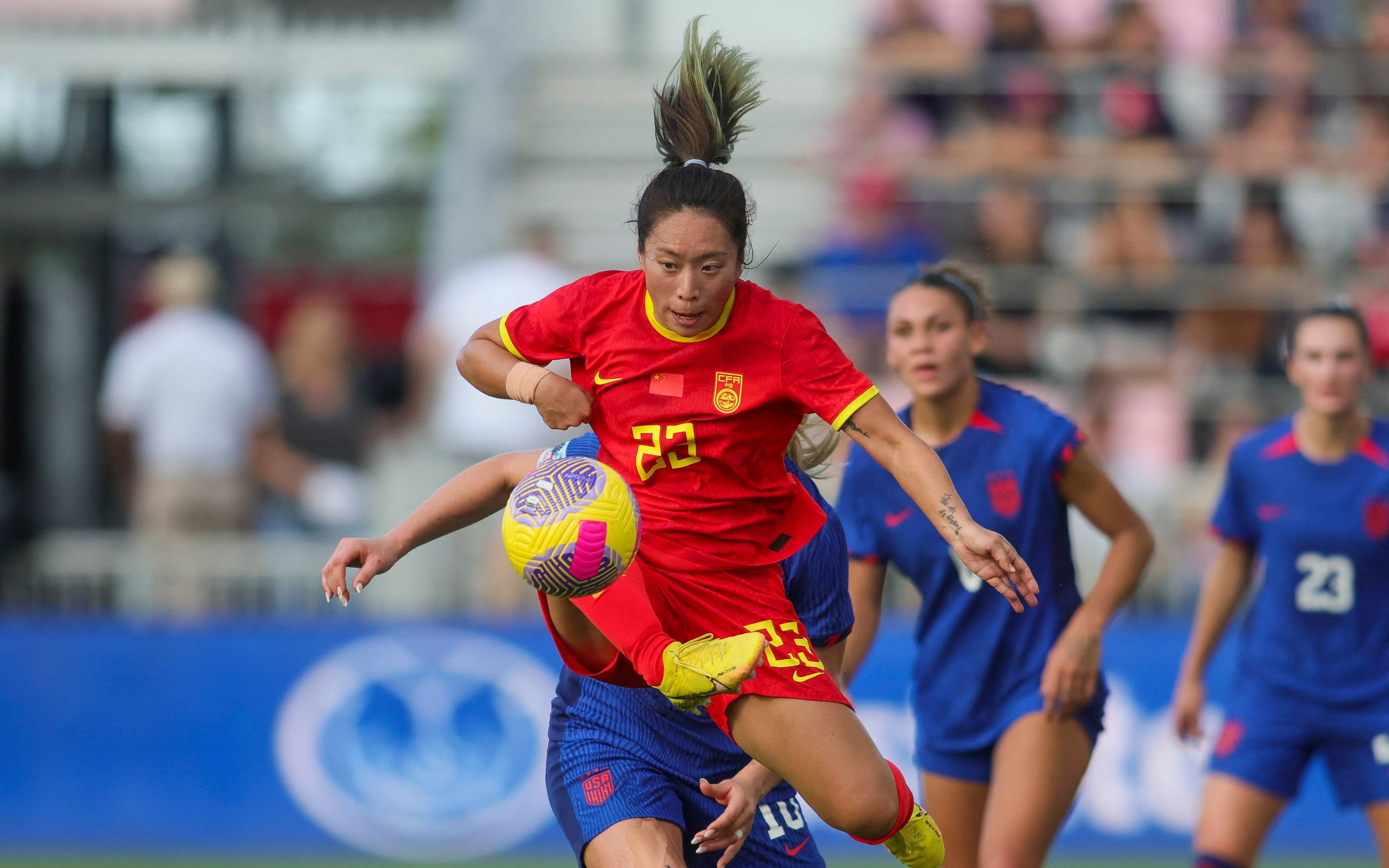 悟空体育官网-充满活力的女足运动员积极备战冲刺胜利