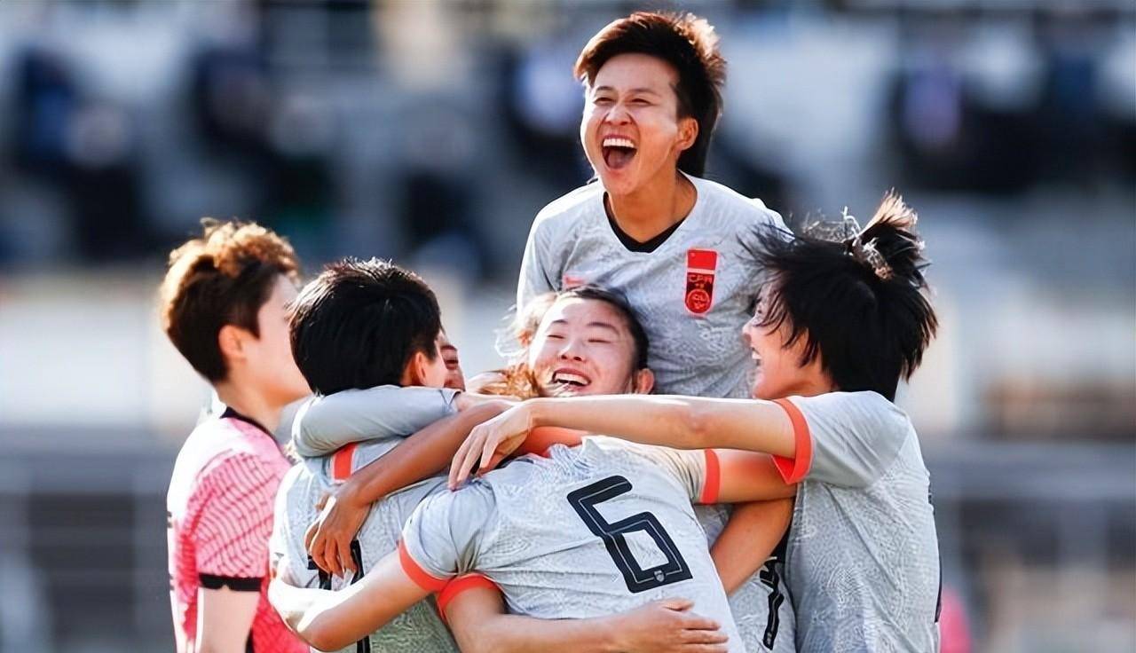 充满活力的女足运动员积极备战冲刺胜利 充满活力的女足运动员积极备战冲刺胜利