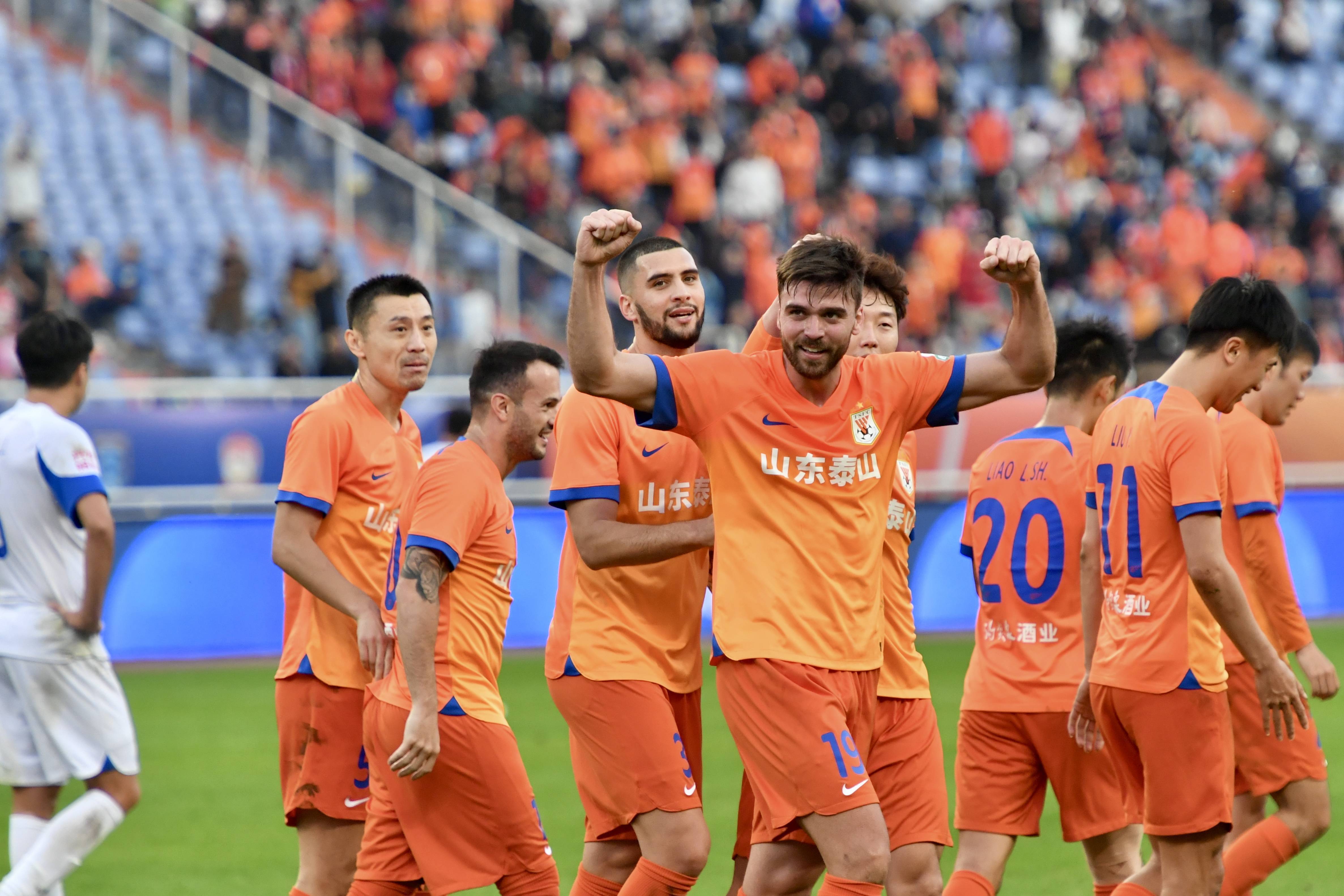 悟空体育官方网站-广州恒大对阵山东泰山：谁将称霸球场？