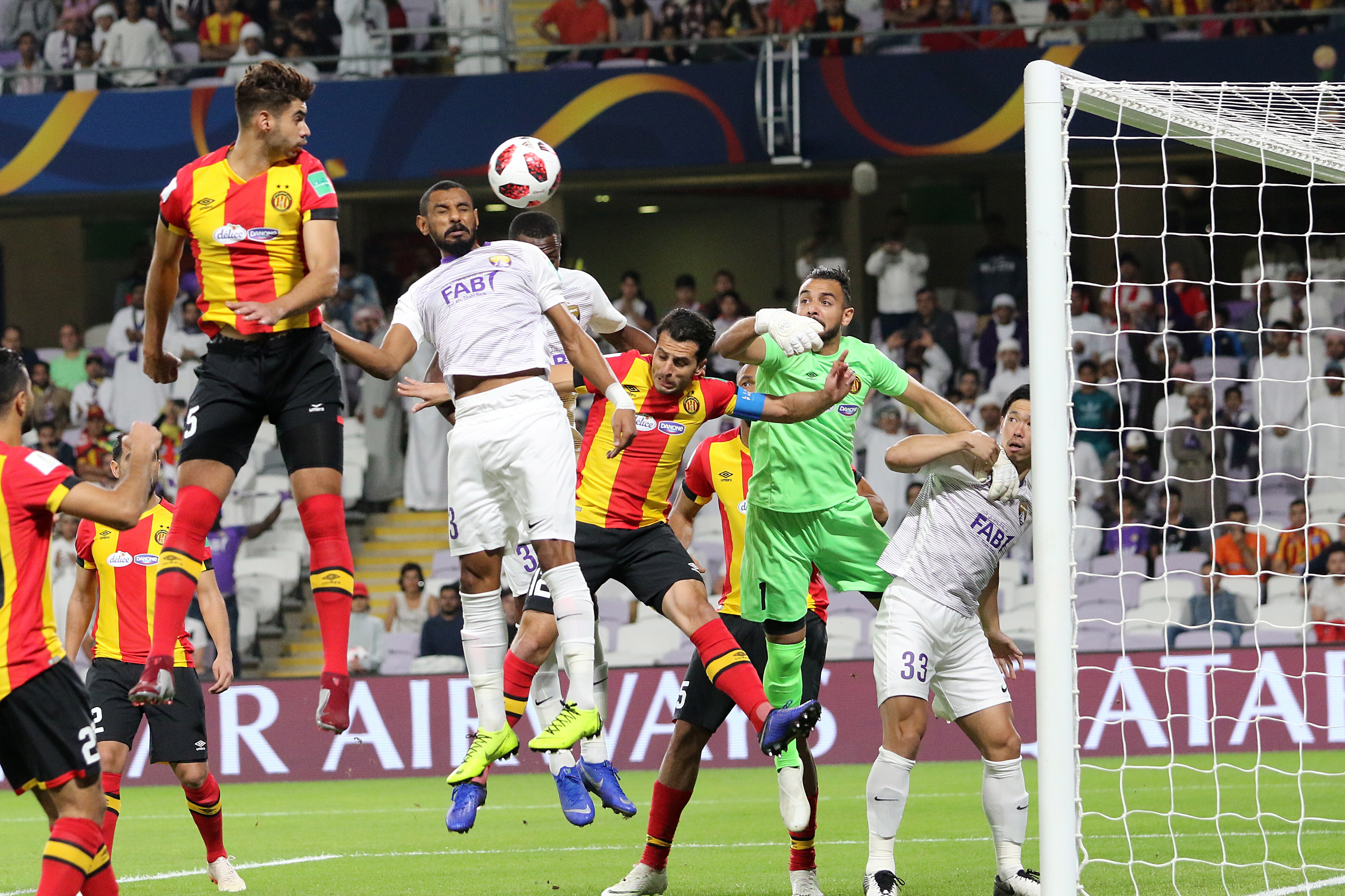 精彩的足球比赛呈现出百转千回的激情