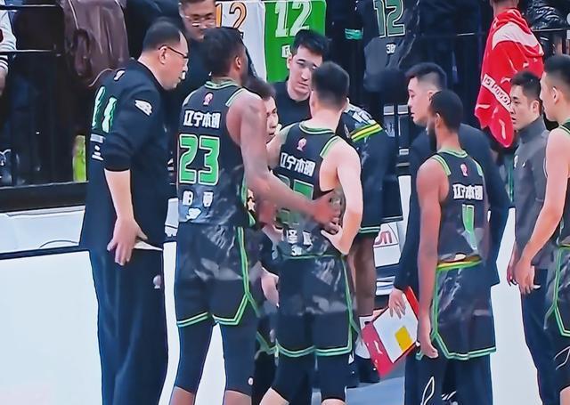 某队球员发挥神勇,帮助球队晋级 某队球员发挥神勇,帮助球队晋级