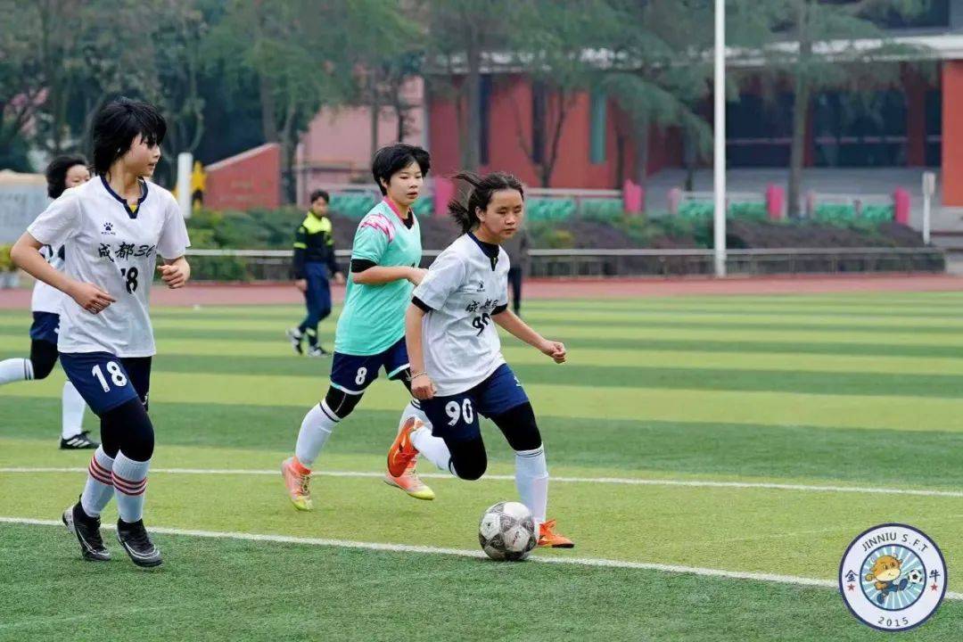 比赛精彩！女性足球员在场上英勇拼搏