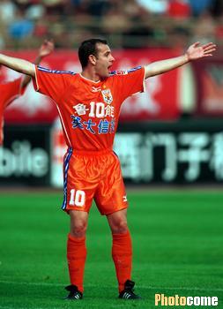 鲁能主帅不满裁判判罚,事后表达强烈不满并提出抗议 鲁能主帅不满裁判判罚,事后表达强烈不满并提出抗议