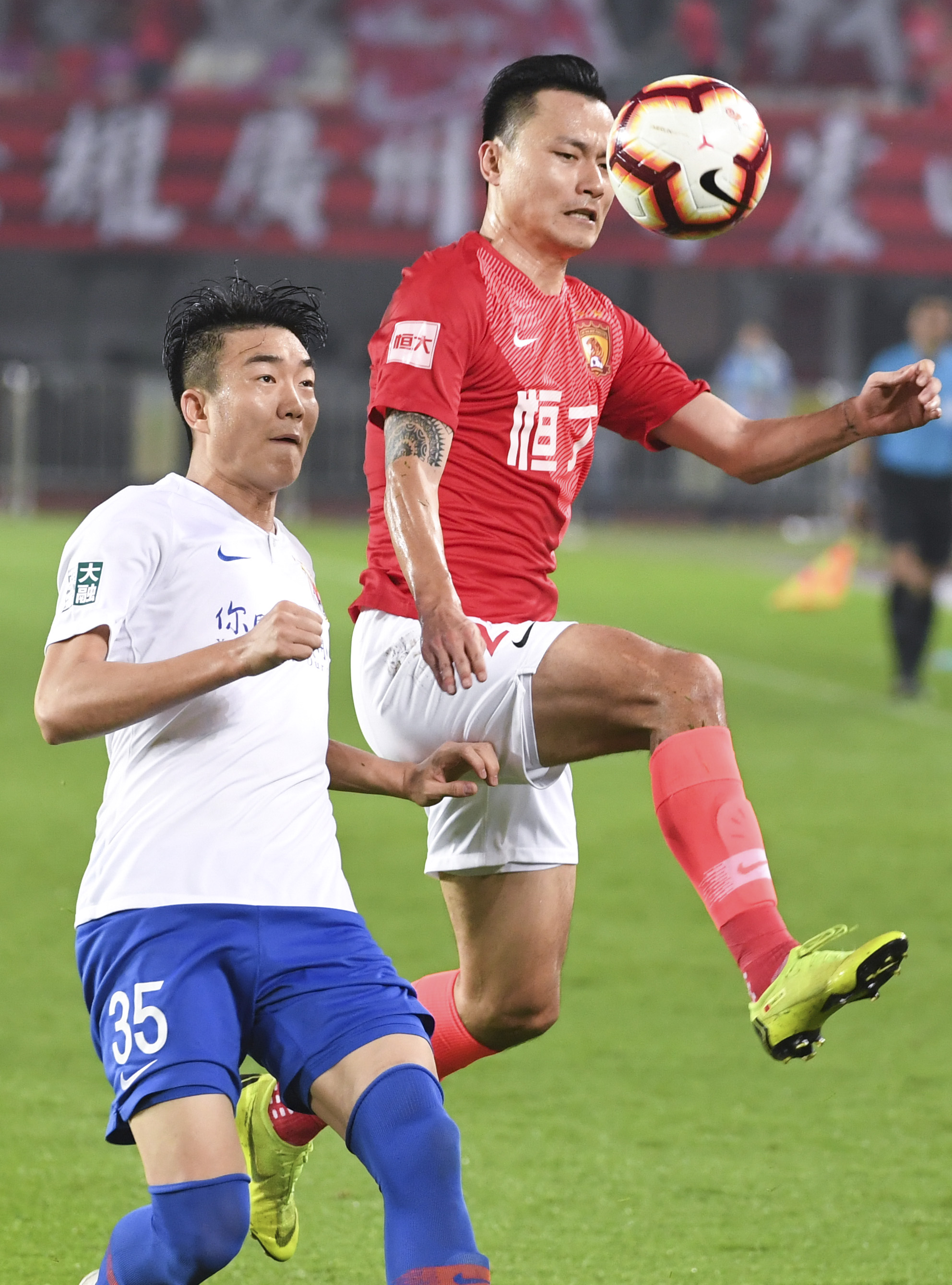 广州恒大客场大胜山东鲁能，稳固领跑地位