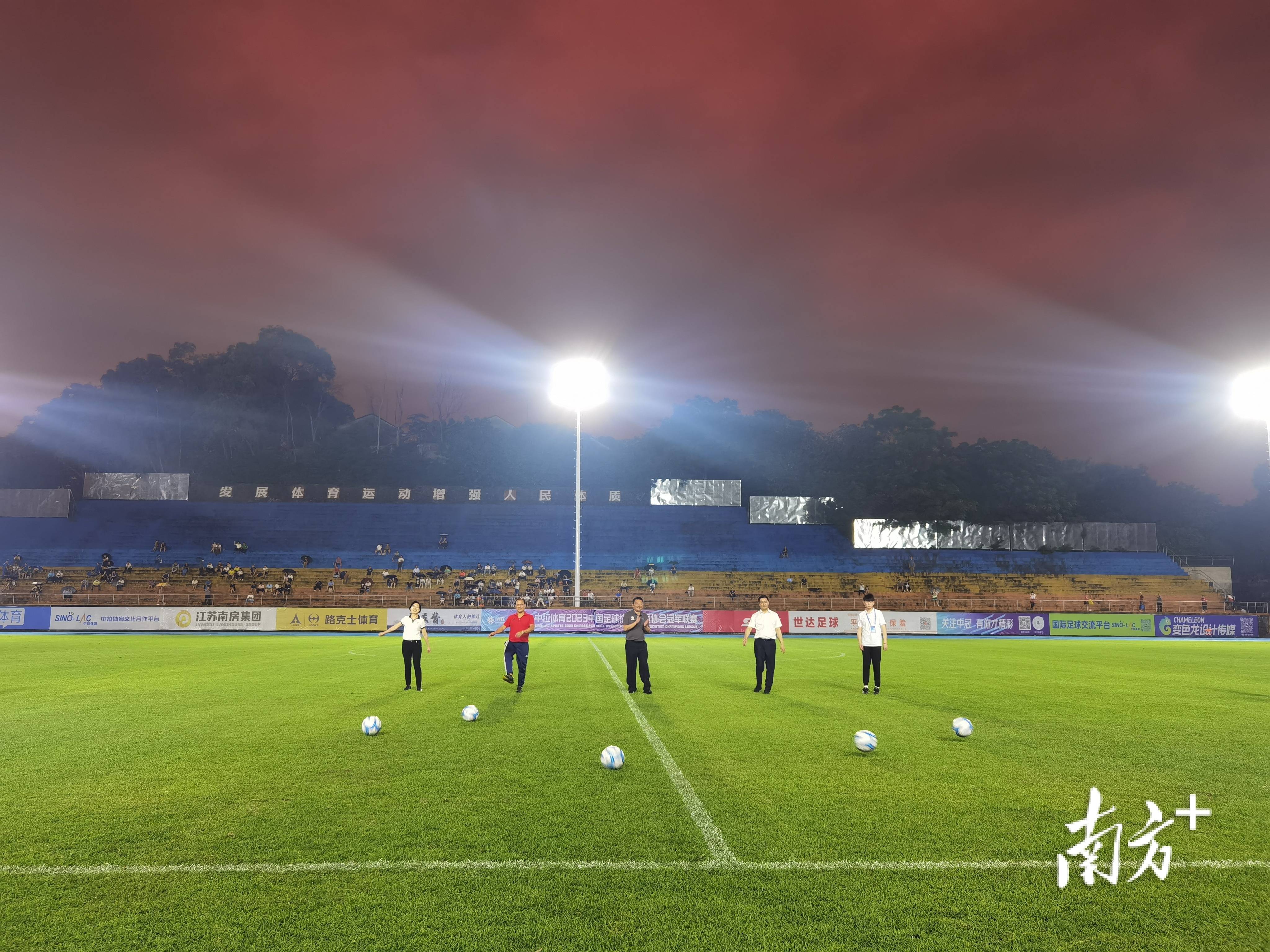 悟空体育-国际足球大赛火爆上演,球员斗志高昂战备充足