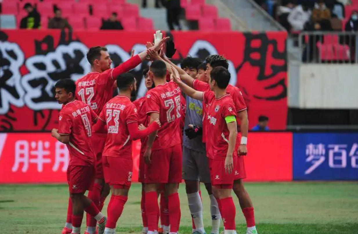 国际足球大赛火爆上演,球员斗志高昂战备充足 国际足球大赛火爆上演,球员斗志高昂战备充足