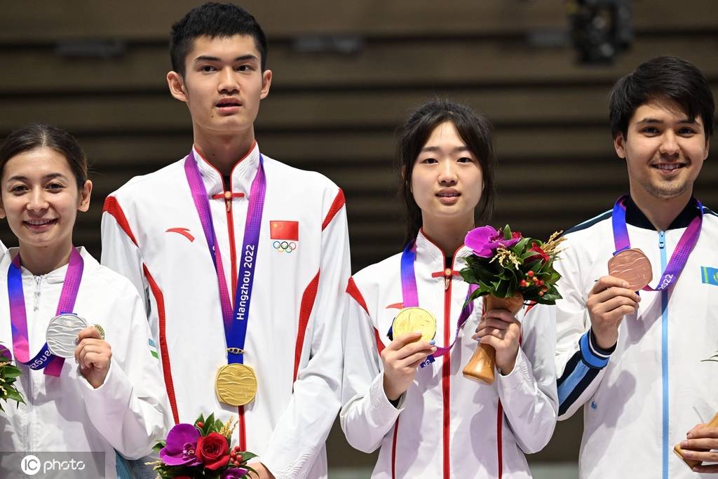 悟空体育-游泳选手再创佳绩,冲刺终点夺金牌