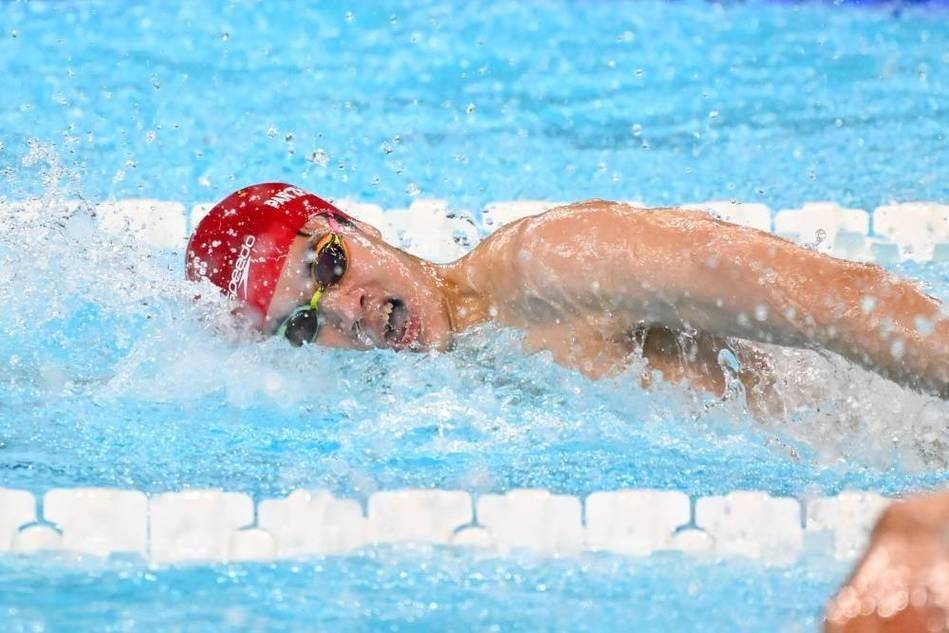 游泳选手再创佳绩,冲刺终点夺金牌 游泳选手再创佳绩,冲刺终点夺金牌