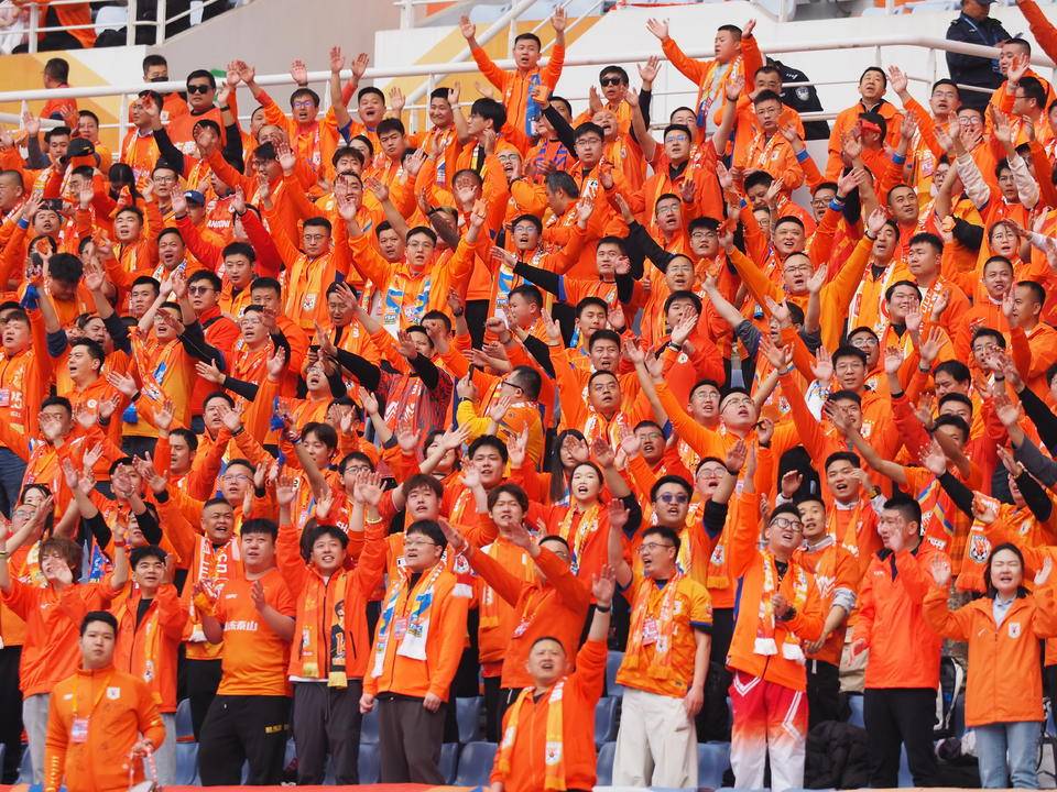 悟空体育-中超比赛现场气氛热烈,球迷呐喊声与球员应战声并鸣