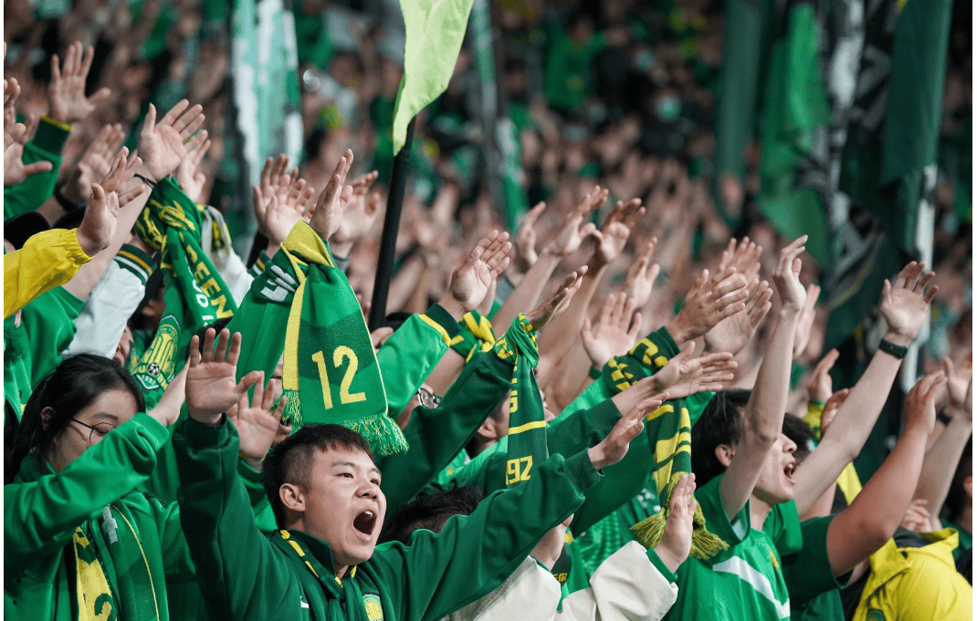 中超比赛现场气氛热烈,球迷呐喊声与球员应战声并鸣 中超比赛现场气氛热烈,球迷呐喊声与球员应战声并鸣