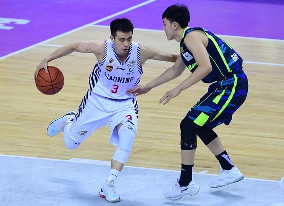 悟空体育-辽宁队队员们斗志昂扬，一齐拼尽全力争胜