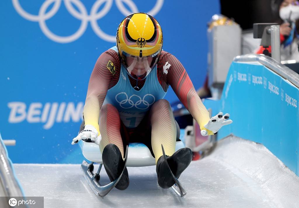 瑞士雪车选手创造历史，登上领奖台