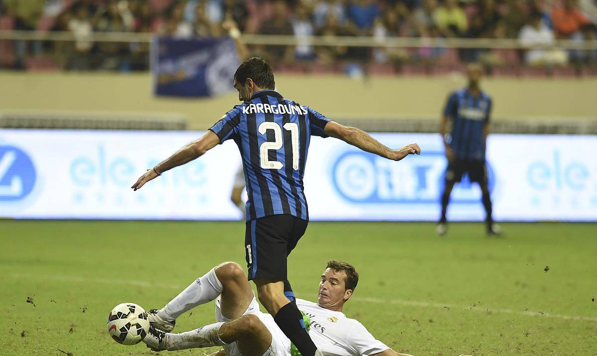 AC米兰后防线表现不佳，手握不利局面