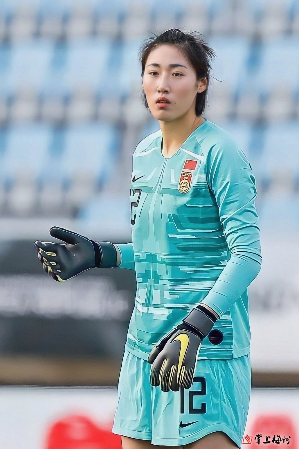 女足球员在比赛中展现出色技艺 女足球员在比赛中展现出色技艺