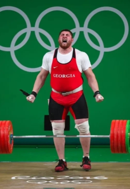 土耳其举重选手挺身而出,夺得银牌 土耳其举重选手挺身而出,夺得银牌