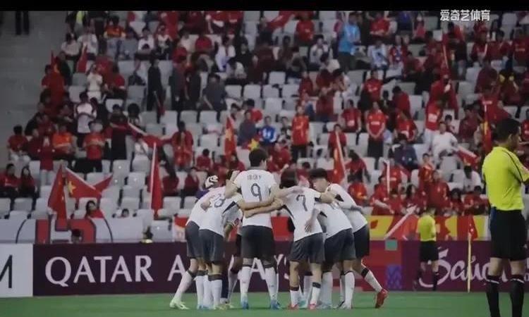 球队在比赛中表现出色,体现出强大的团队力量 球队在比赛中表现出色,体现出强大的团队力量