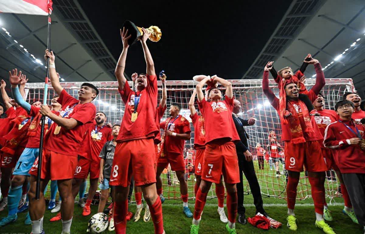 激动人心的比赛,球员奋力拼搏展现实力 激动人心的比赛,球员奋力拼搏展现实力