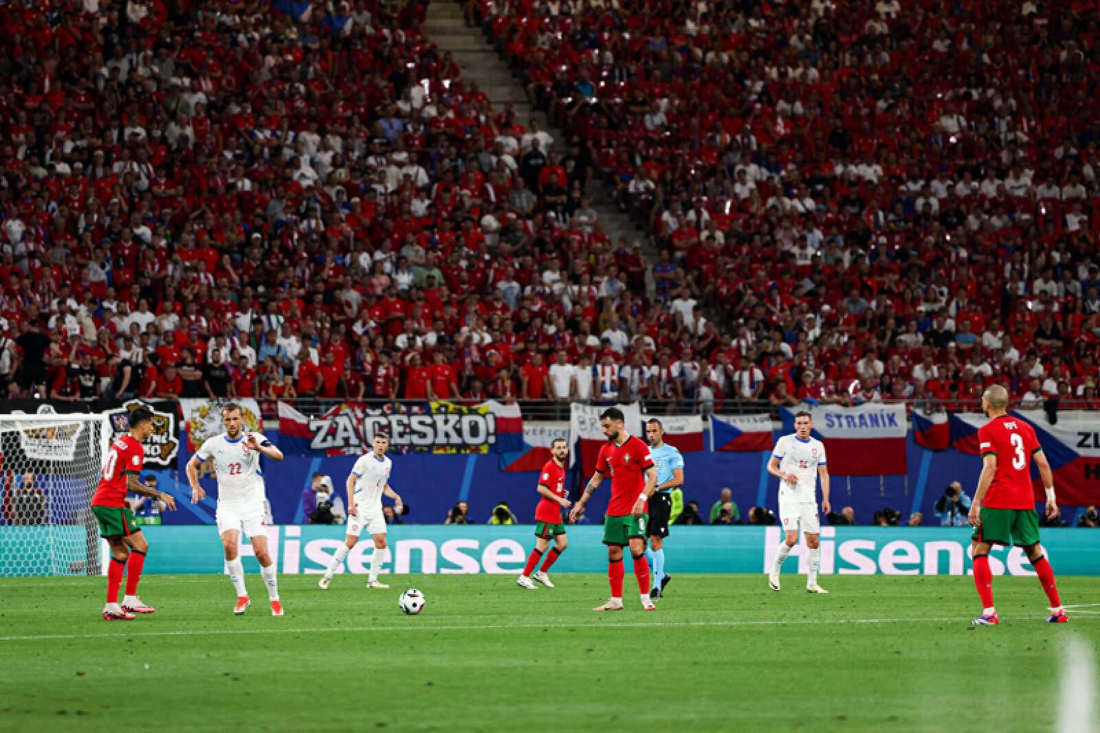 世界杯预选赛冰岛遭遇落后，艰难逆转克罗地亚队