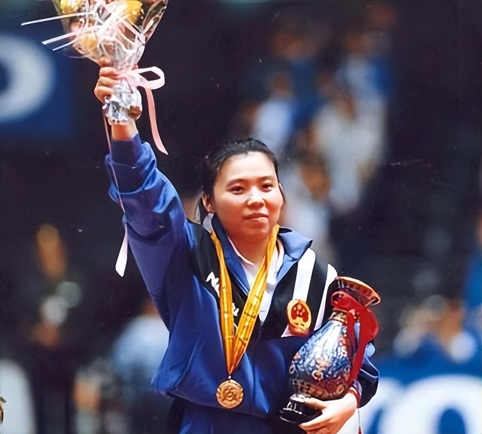 运动员坚持不懈，最终将冠军奖杯收入囊中