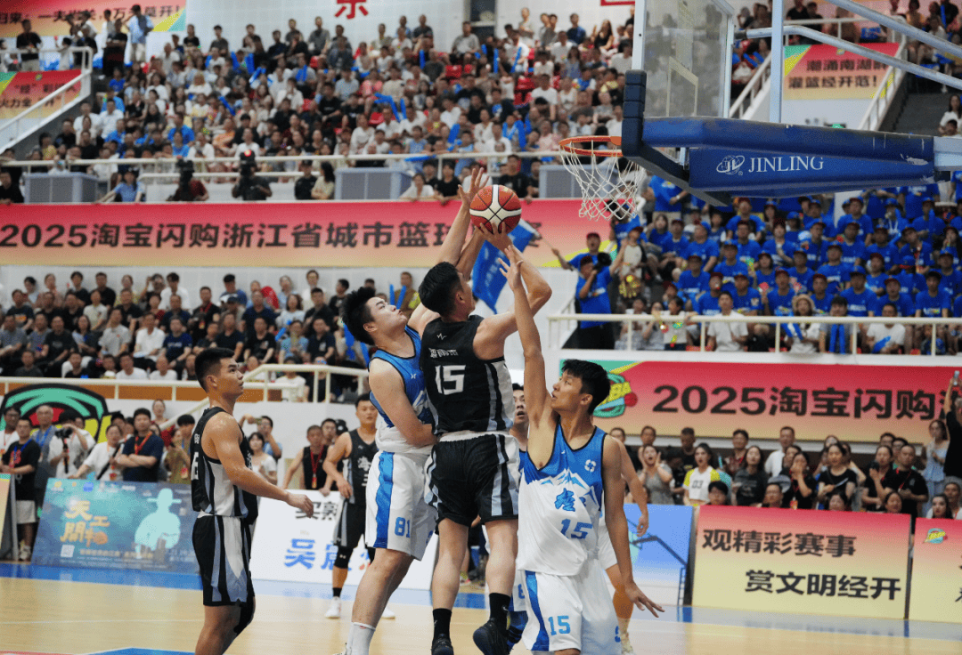 悟空体育-江苏男篮在场上展现出奋力拼搏的态度