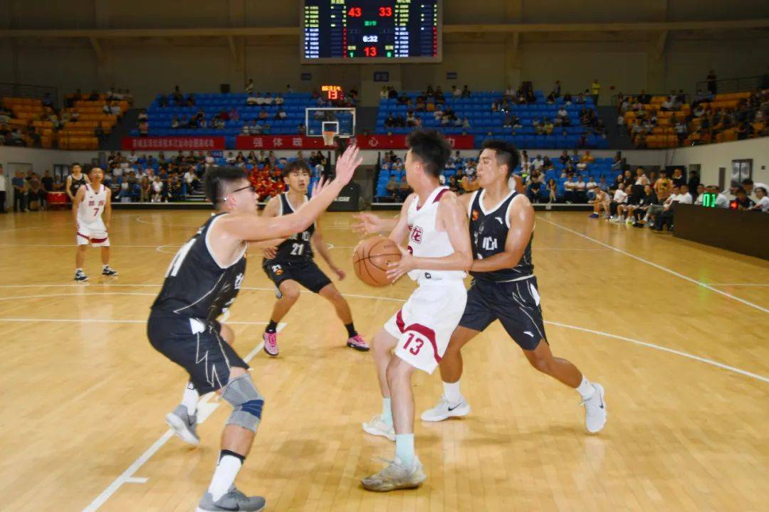 江苏男篮在场上展现出奋力拼搏的态度 江苏男篮在场上展现出奋力拼搏的态度