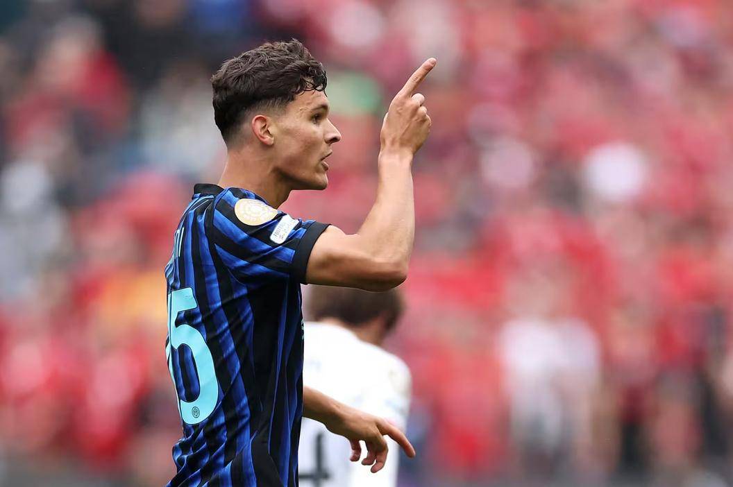 足坛新星崭露头角，备受教练关注