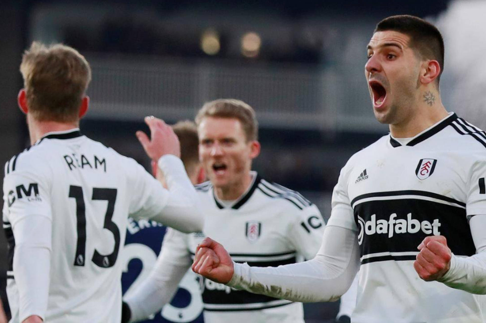 布拉顿客场压胜,英超领先优势继续扩大 布拉顿客场压胜,英超领先优势继续扩大