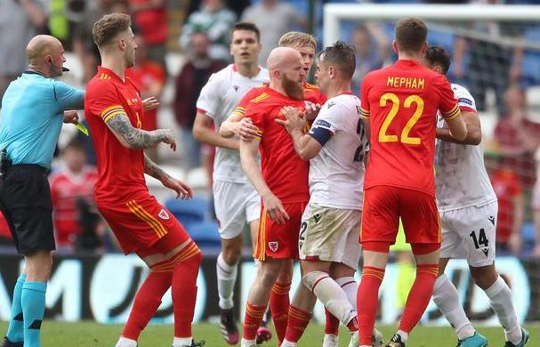 波兰队与对手握手言和,欧预赛出线堪忧 波兰队与对手握手言和,欧预赛出线堪忧