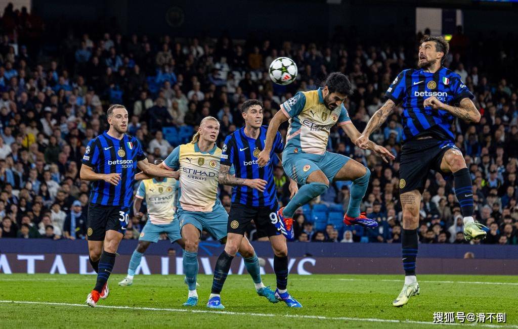 悟空体育-欧冠淘汰赛胜负几乎难分竞争白热化