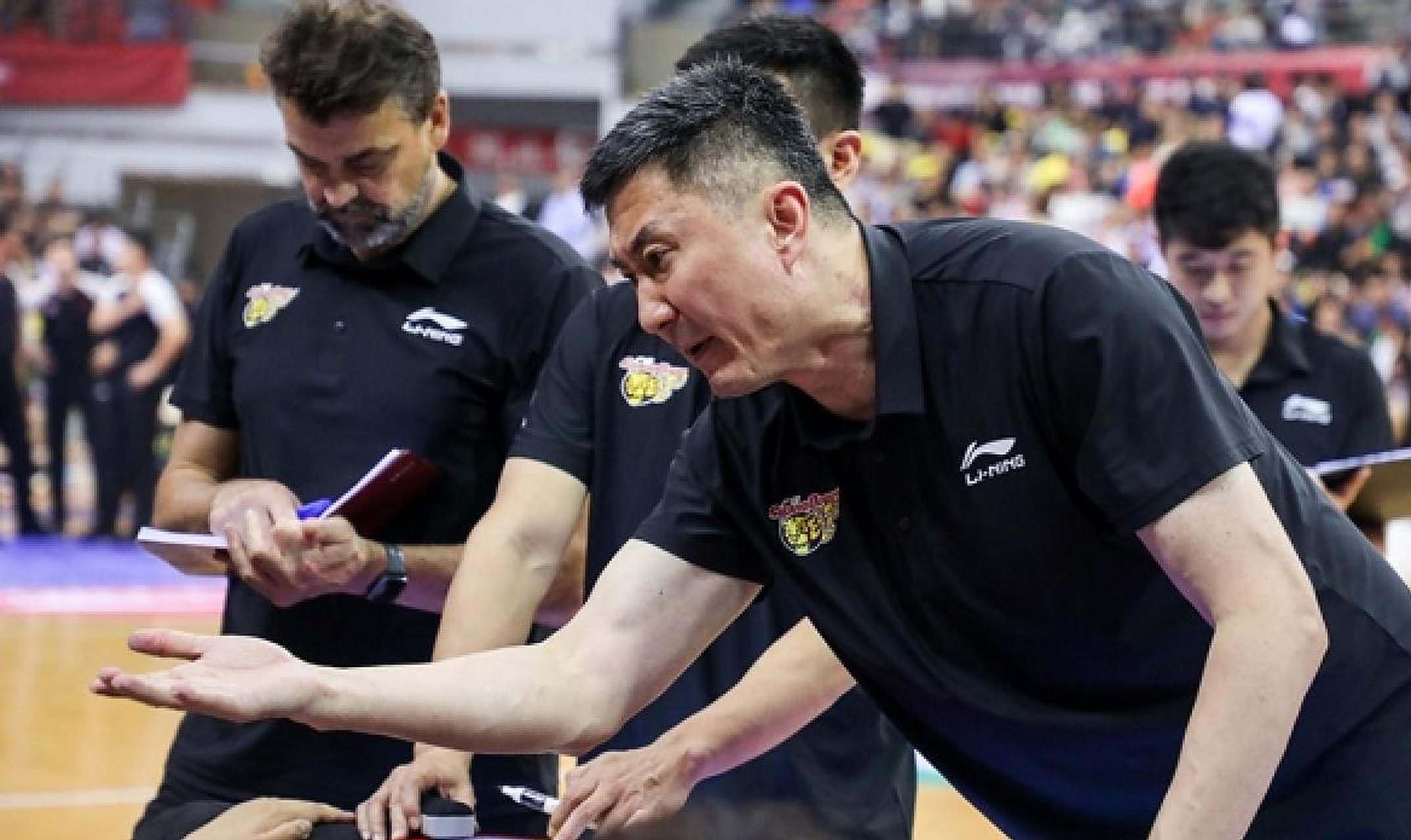 悟空体育官网-前场球员因伤缺席，球队内线压力加大