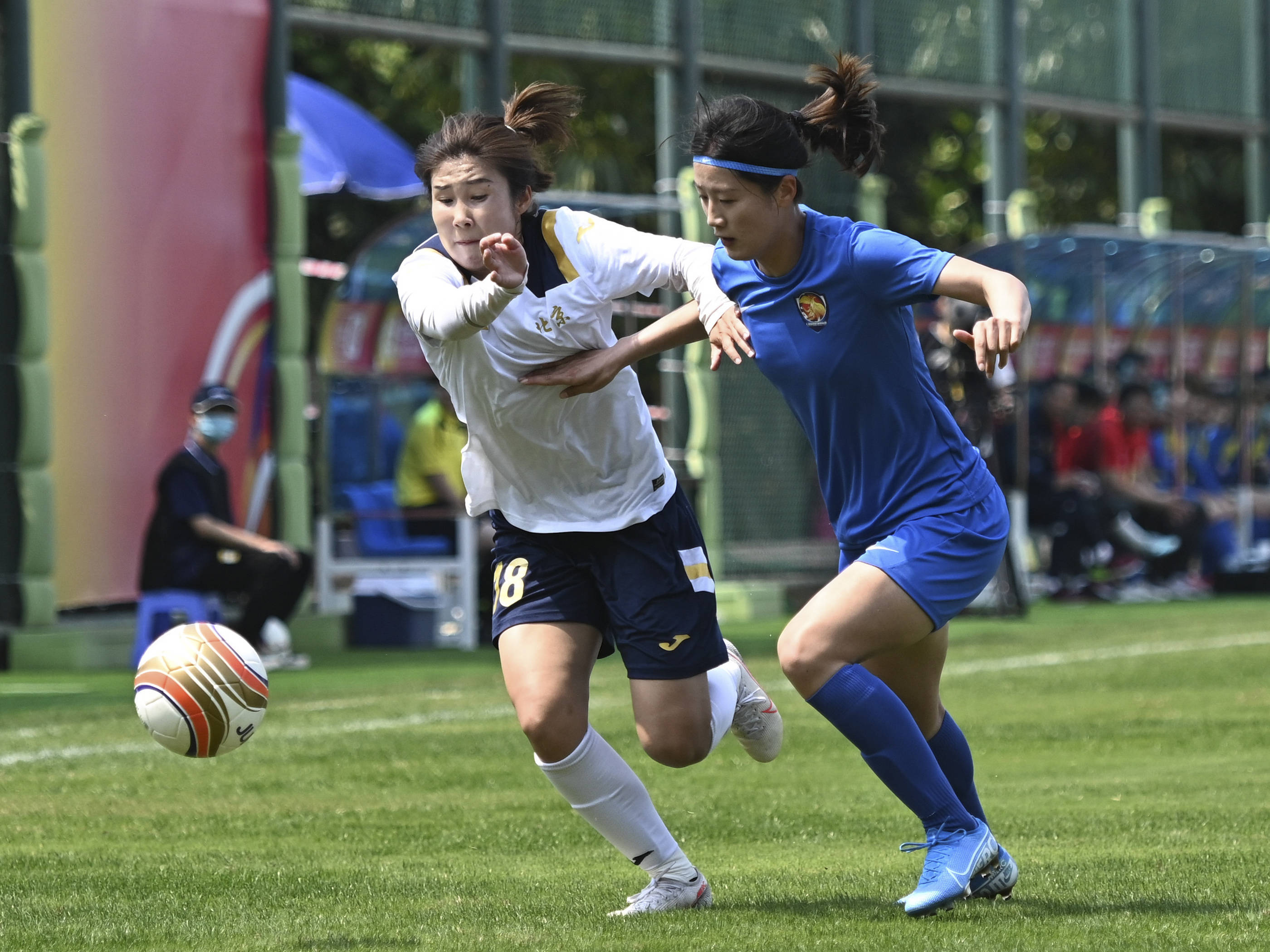 比赛日常!女足球员在场上奋勇争先 比赛日常!女足球员在场上奋勇争先