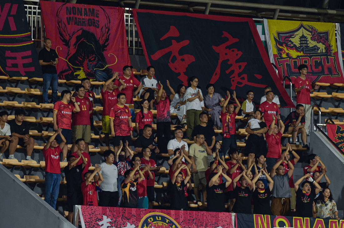 悟空体育-重庆队遭遇两连败，季后赛形势严峻